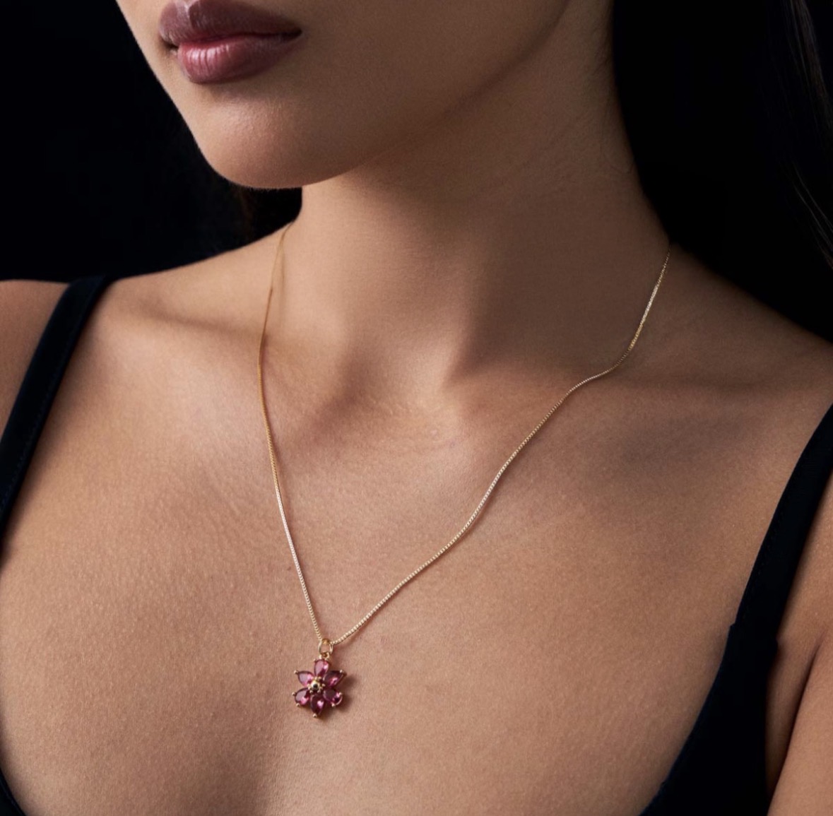 Colar Dourado Com Flor Rosa