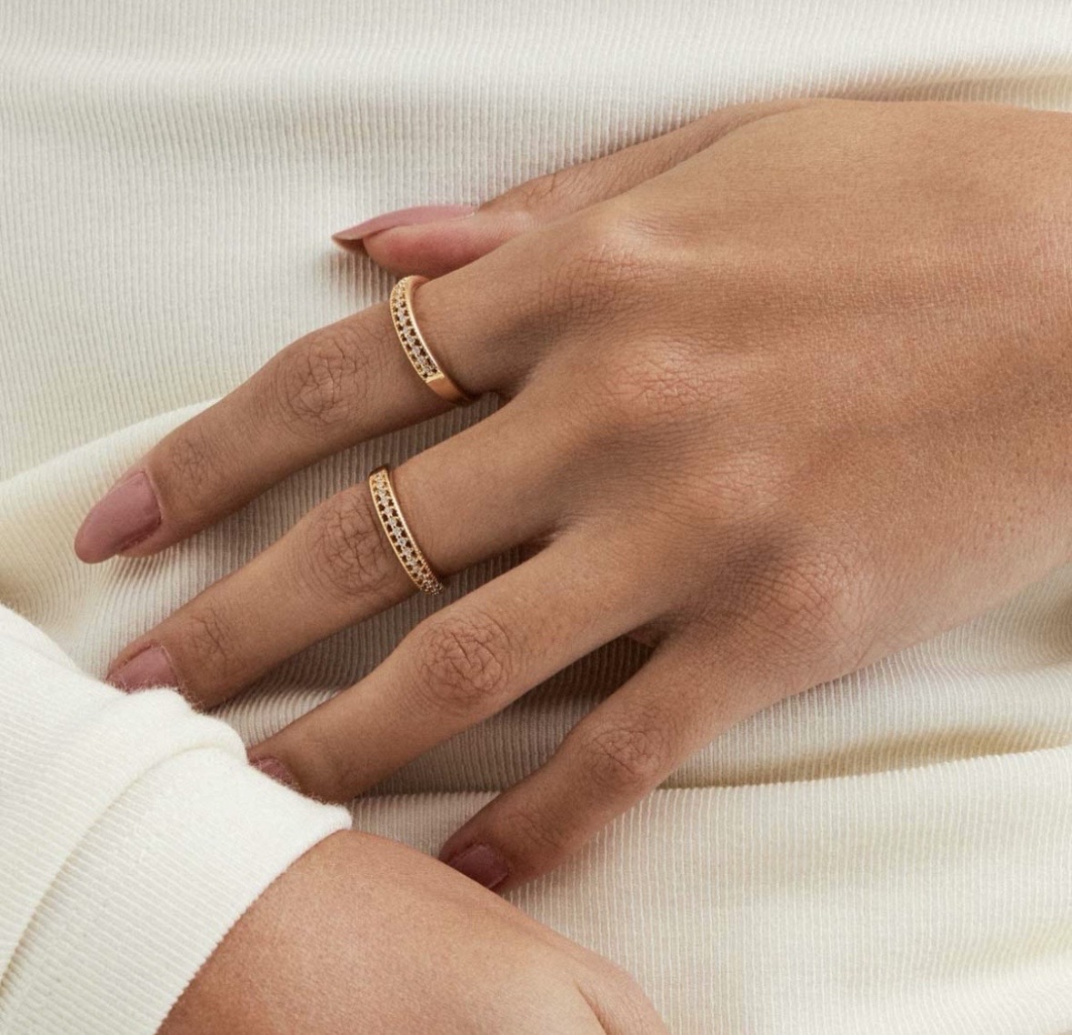 Anel Dourado Vazado Com Bolinhas