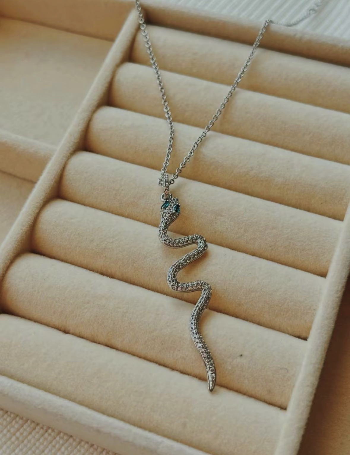 Colar Cobra Com Esmeralda